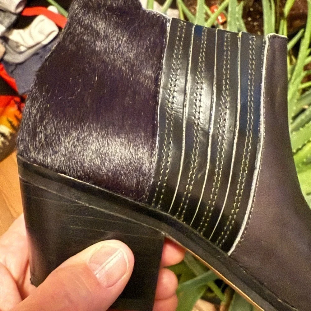 Dolce Vita “Shana” Black Leather Ankle Booties women's sz 6 Fur Heel